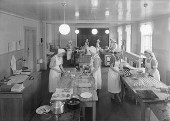Trondheim kommunale husmorskole, 1949. Les mer om tiårene da over halvparten av norske kvinner&amp;#160;var husmødre . Foto: Schrøder/Sverresborg Trøndelag Folkemuseum