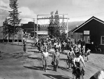 Endt skift på Norsk Jernverk i Mo i Rana. Bildet er tatt i 1953. Les mer om den økte industrialiseringen av Norge etter krigen . Foto: NTB scanpix