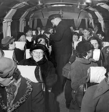 Husmødre i buss på vei til i Arvika i Sverige i 1954. Les mer om fremveksten av forbrukersamfunnet . Foto: Aage Storløkken/Aktuell /NTB scanpix