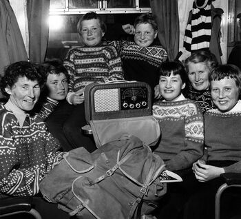 To mødre med barn i en jernbanekupé på vei til fjellet, påsken 1958. Reiseradio av merket «Kurer». Les mer om de tradisjonelle medienes storhetstid i Norge . Foto: Jan Nordby/NTB scanpix