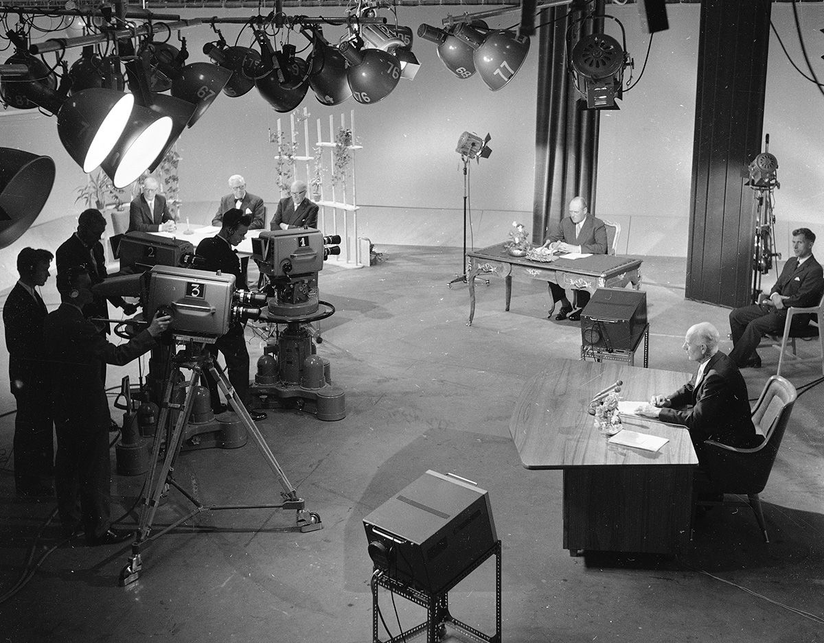 Fotografi, åpningen av norsk fjernsyn, kong Olav ved skrivebord, Einar Gerhardsen ved et annet