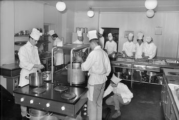 Etter krigen ble de&amp;#160;yrkesrettede skolene kraftig utbygget. Dette fotografiet er fra&amp;#160;1964. Les mer om utdanningseksplosjonen i Norge .&amp;#160;Foto: Wilhelm Råger/Oslo museum/ CC BY-SA