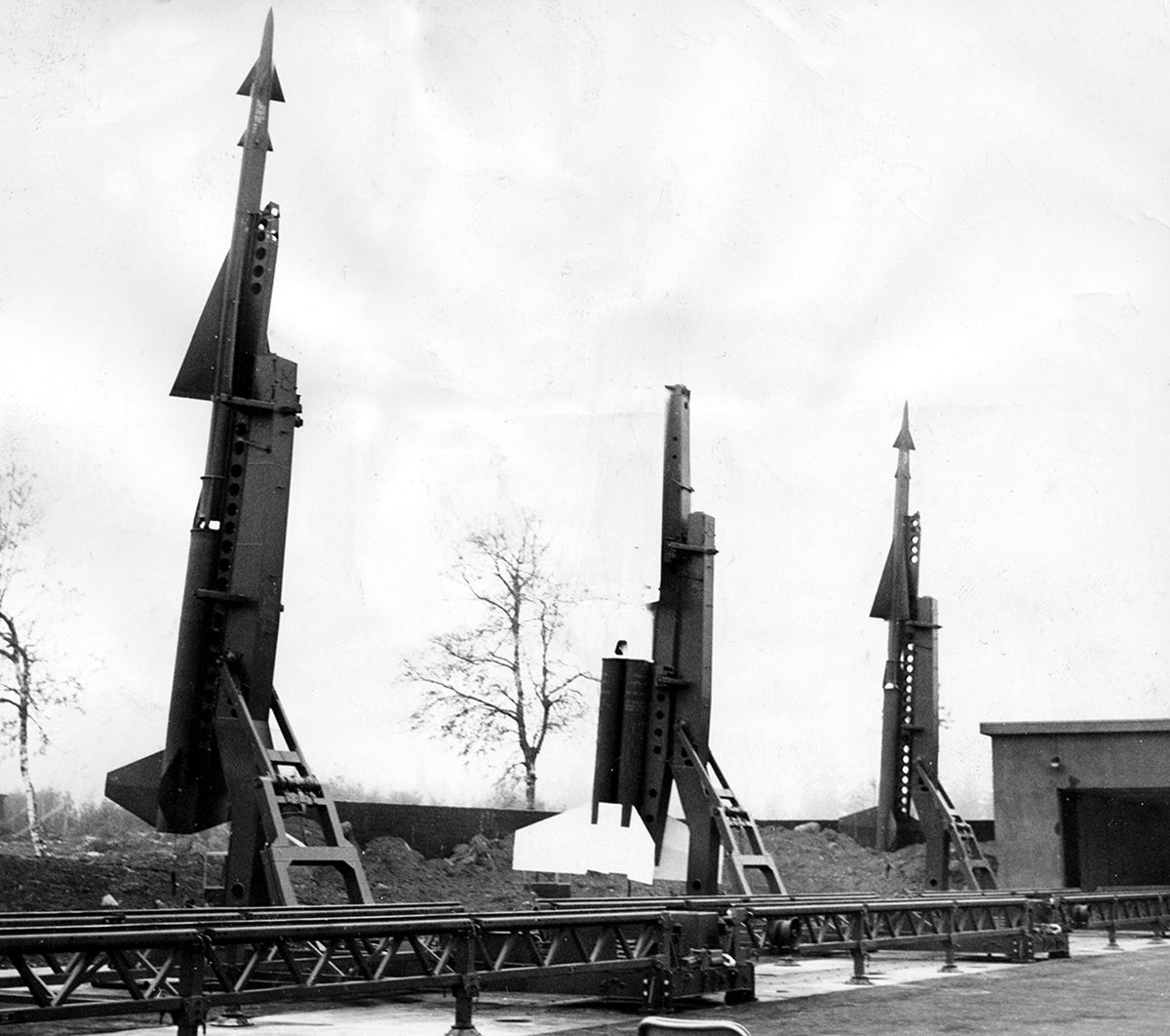 Fotografi av tre raketter, antiluftskyts