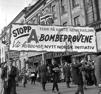 1. mai-tog på Karl Johans gate, 1958. Les om frykten for atomkrig under den kalde krigen . Foto: Jan Stage/NTB scanpix