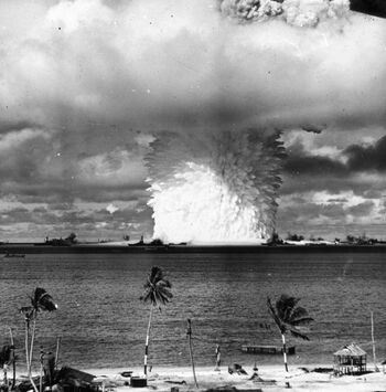 USA gjennomførte en serie med prøvesprengninger av atombomber på og rundt Bikini-øyene i Stillehavet i 1946. Den storstilte opprustningen og våpenkappløpet mellom USA og Sovjet etter andre verdenskrig skapte frykt og uro for stor deler av verdens befolkning. Utover 1950-tallet førte frykten for utbrudd av atomkrig til omfattende protestaksjoner og underskriftskampanjer i Norge .&amp;#160; Foto: Fredrik Carl Mülertz Størmer /Norsk Teknisk Museum/ CC BY