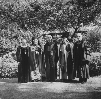 Biskop Eivind Berggrav fotografert med biskop Athenagoras, Marc Boegner, erkebiskopen av Canterbury Geoffrey Fisher og G. Bromley Oxnam&amp;#160;under Kirkenes Verdensråds generalforsamling&amp;#160;i&amp;#160;august 1954. Les mer om&amp;#160; Den norske kirkes engasjement&amp;#160;i etterkrigsårene .&amp;#160;Foto: John Dominis/The LIFE Picture Collection/Getty Images