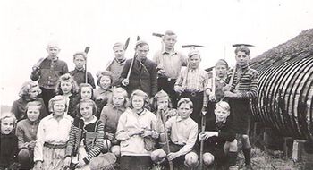 Skoleelever frå Fjelltun skule i Strand kommune i Rogaland på skogplanting, ca. 1945. Les mer om den store plantedugnaden på Vestlandet i etterkrigsårene . Foto: Strand historielag