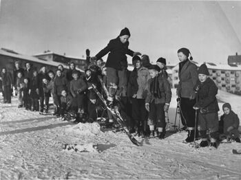 Skihopp i Iladalen i Oslo, ca. 1950. Flere mødre er blant tilskuerne. Les mer om byen, barna og husmorfamilien .&amp;#160;Foto: Aage Storløkken/Oslo museum, byhistorisk samling/ CC BY-SA&amp;#160;