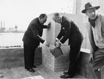 Generalsekretær Trygve Lie og arkitekten, Wallace K. Harrison, murer fast grunnsteinen til FN-bygget 24. oktober 1949. Les mer om Trygve Lie, FN og menneskerettighetene . Foto: United Nations Archives, New York