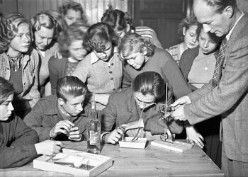 Fysikk-/kjemitime, fotografert en gang mellom 1945 og 1955. Les mer om arbeidsskolen – en reformbevegelse . Foto: Lars Bry/Akershusbasen