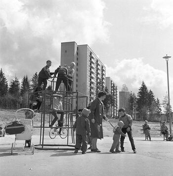 Lekeplass utenfor høyblokkene på Bøler, 1962. Les mer om da Oslo fikk drabantbyer . Foto: NTB scanpix