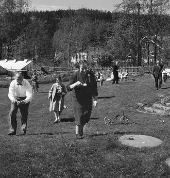 Israels utenriksminister Golda Meir besøkte Norge i 1961. Meir var en av staten Israels grunnleggere. Her i hageselskap 17. mai hos Jens Chr. Hauge. Les mer om Norge som en av Israels beste venner . Foto: Aage Storløkken/Aktuell/NTB scanpix