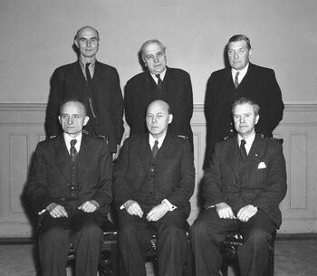 Etter stortingsvalget i 1945 ble det valgt et nytt presidentskap. Bak, fra venstre: Aldor Ingebrigtsen (DNA), C.J. Hambro (H), Olav Oksvik (DNA). Foran, fra venstre: Jakob Lothe (V), Fredrik Monsen (DNA), Gustav Natvig-Pedersen (DNA). Tre av dem skulle bli fremtredende motstandere av eller skeptikere til den vestvendingen som fulgte etter brobyggingsperioden: Hambro, Oksvik og Natvig-Pedersen. Les mer om opposisjonen mot en vestvendt utenrikspolitikk etter krigen . Foto: R.J./NTB scanpix