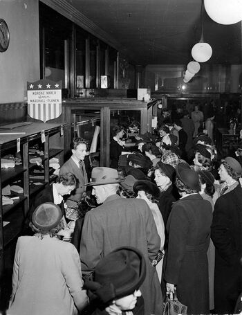 «Norske varer gjennom Marshall-hjelpen», til salgs i Steen og Strøm i Oslo, 1950. Les mer om Marshallplanen, fra skepsis til omfavnelse . Foto: NTB scanpix