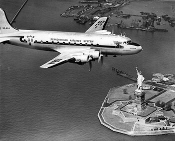 SAS (Scandinavian Airlines System) ble opprettet i 1946 som et skandinavisk flyselskap, i utgangspunktet for å samarbeide om interkontinentale ruter. Bildet er fra 1948 og illustrerer ruten mellom København og New York. Les&amp;#160;mer om det nordiske samarbeidet fra 1947 til 1960 .&amp;#160;Foto: NTB scanpix