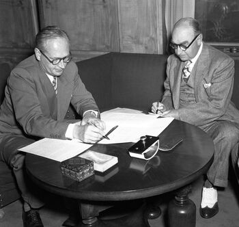 Utenriksminister Halvard Lange og USAs ambassadør Charles Ulrick Bay signerte den endelige avtalen om Marshall-hjelp til Norge 3. juli 1948, tre måneder etter at den såkalte Economic Cooperation Act trådte i kraft. Denne loven regulerte hjelpeprogrammet, og avløste en midlertidig lov om bistand til Europa fra desember 1947. Les om norske reaksjoner på Marshallhjelpen . Foto: NTB scanpix