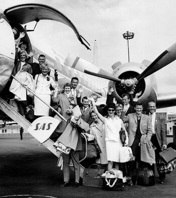 Et nytt kull i Fredskorpset ved avreise, Fornebu 1964. Det første landet det norske Fredskorpset ble sendt til, var Uganda. Les mer om Norsk utviklingshjelp fra 1945 til 1970 . NTB scanpix