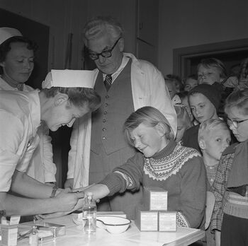 Den første vaksineringen mot poliomyelitt i Norge startet sent på høsten i 1956. Her fra Framtun skole ved Nes på Romerike 16. oktober. Les mer om forbedring av levekår i etterkrigstiden . Foto: NTB scanpix