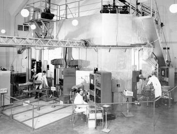 Tre fysikarar arbeider ved ei raktorblokk&amp;#160; ved JEEP I, den første norske atomreaktoren. JEEP I vart sett i drift i 1951 og Noreg vart dermed det sjette landet i verda som hadde eigen atomreaktor. Tekonologien og kunnskapen som vart opparbeida i atomforskinga i Noreg skulle vise seg å bli ei eksportvare som mange land var interesserte i. Det kontroversielle salet av 20 tonn tungtvann til Israel var med å gjere Israel i stand til å lage eige atomvåpen. Foto: ukjend/Norsk Teknisk Museum/ CC BY-NC-SA
