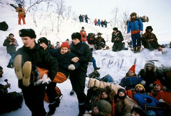 Protestene mot NVEs planlagte vannkraft-utbygging av Alta–Kautokeino-vassdraget på 1970-tallet forente samiske interesser med miljøkamp. Folkeaksjonen mot utbygging av Alta-Kautokeinovassdraget ledet fra 1978 av demonstrasjonene mot utbyggingen, og arrangerte sitt-ned-aksjoner ved Stilla i 1979 og 1981. Regjeringa stanset anleggsarbeidet i 1979, men i januar 1981 gikk 600 politifolk til aksjon og fjernet demonstrantene. Les mer om protester mot autoriteter fra 1970-årene og fremover .&amp;#160;Foto: Per R. Løchen/NTB scanpix