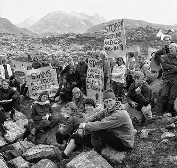 Demonstranter gikk til flere mindre aksjoner sommeren 1970, i protest mot utbyggingen av Grytten kraftverk og den planlagte tørrleggingen av Norges høyeste fossefall, Mardalsfossen i Eikesdalen i Møre og Romsdal. Det som ble kjent som Mardøla-aksjonen ble ledet av Samarbeidsgruppene for natur- og miljøvern, stiftet i 1969. Les mer om forurensning og naturvern . Foto: Erik Thorberg/NTB Scanpix.