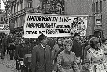 Parole mot industriforurensning i 1. mai-toget i Oslo, 1969. Les mer om forurensning og naturvern . Foto: ukjent/Arbeiderbevegelsens arkiv og bibliotek/ CC BY-NC-ND