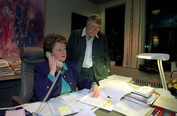EØS-avtalen ble undertegna mellom EU og alle EFTA-land, med unntak fra Sveits, i 1992. Her venter statsminister Gro Harlem Brundtland sammen med fiskeriminister Oddrun Pettersen på resultat fra forhandlingene i Luxemburg i 1991. Les mer om hvordan statsmakten ble svakere og markedskreftene sterkere fra slutten av 1970-årene . Foto: Morten Hvaal/NTB scanpix