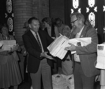 NATOs dobbeltvedtak om å plassere raketter i Europa og forhandle med Sovjetunionen om nedrustning&amp;#160;førte til opprettelsen av protestkampanjen Nei til nye atomvåpen, senere Nei til atomvåpen, i 1979. Leder for organisasjonen Ole Kopreitan overrekker 540 268 underskrifter mot utplassering av atomraketter i Europa til fungerende stortingspresident Arne Nilsen i 1982. Les mer om debatten om NATOs dobbeltvedtak i Norge .&amp;#160;Foto: Knut Nedrås/NTB scanpix