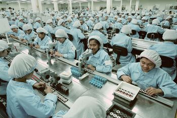 Det amerikanske selskapet Timex Corporation er en stor global industriaktør som produsenter av armbåndsur og har fabrikker i Asia, Nord-Amerika og Europa. Firmaet ble fra 1941 utbygd av nordmannen Joakim Lehmkuhl og er i dag del av Fred. Olsen-konsernet, men kontrolleres fra Liechtenstein. Arbeidsforholdene ved denne fabrikken i Cebu, Fillipinene har blitt sterkt kritisert av Fremtiden i våre hender. Les mer om økonomisk globalisering i vår tid . Foto: Bernt Eide/Samfoto/NTB scanpix