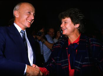 Høyrebølgen preget 80-tallet, men Høyres partileder Kåre Willoch ble utfordret av Arbeiderpartiets Gro Harlem Brundtland. Her venter de spent på resultatene av stortingsvalget i 1985 som endte med en knepen seier til Høyre. Foto: Bjørn Sigurdsøn, NTB/Scanpix