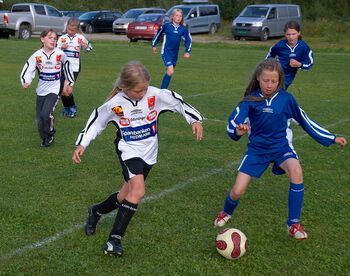 Norges idrettsforbund vedtok i 2007 «Idrettens barnerettigheter», hvor det blant annet heter at «Barn har rett til å delta i trenings- og kon­kur­ranse­aktiviteter der det er lagt til rette for at de skal utvikle vennskap og solidaritet». Fotballkamp mellom Elverum og Hernes. Les mer om amatøridretten og idrett som pengemaskin . Foto: Bård Løken/NN/Samfoto/NTB scanpix