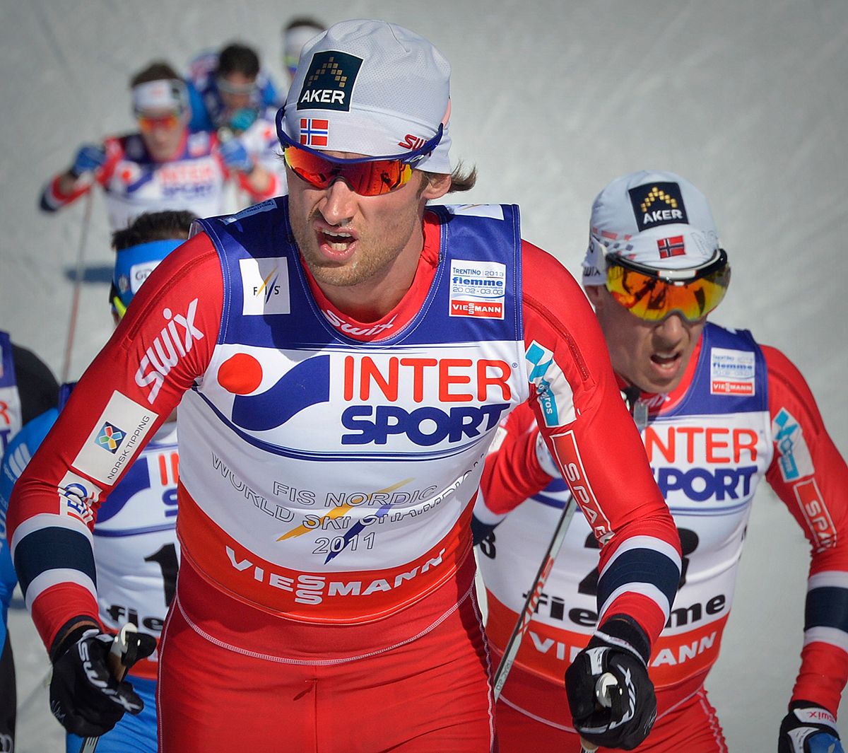 Fotografi som viser skiløperne Petter Northug og Eldar Rønning, flere i bakgrunn