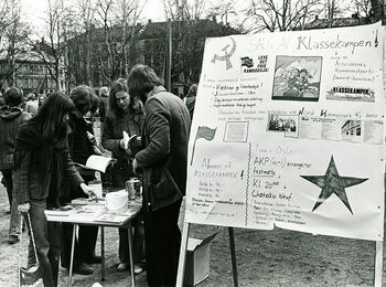AKP (m-l)s stand på Grünerløkka 1. mai 1975, med reklame for avisa Klassekampen. Fra 1973 var Klassekampen AKP (m-l)s offisielle avis. Les mer om marxist-leninist-bevegelsen i Norge .&amp;#160;Foto: Samfoto/NTB scanpix
