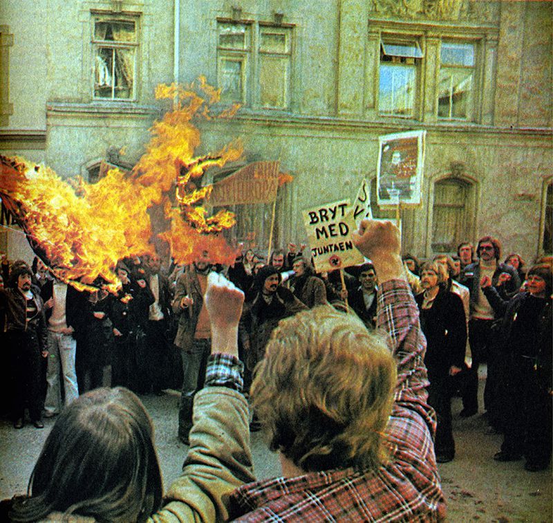 Fotografi, demonstranter utenfor den chilenske ambassade, brenner flagg og hytter med nevene