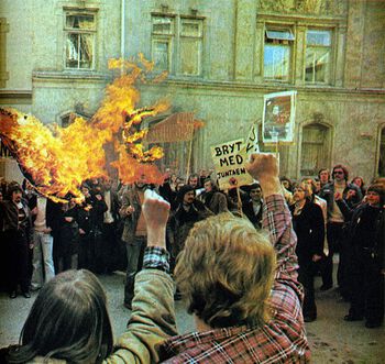 Demonstranter utenfor den chilenske ambassade i Oslo i mai 1974, i protest mot Augusto Pinochets statskupp i Chile året før. Les mer om da menneskerettigheter ble viktig&amp;#160;i norsk utenrikspolitikk . Foto: Rolf M. Aagaard/NTB scanpix