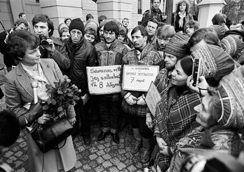 Sultestreikende samer møter statsminister Gro Harlem Brundtland utenfor slottet i februar 1981. I januar hadde utbyggingen av Alta-vassdraget startet opp igjen, etter å ha blitt vurdert lovlig i retten.&amp;#160;Det var mye på grunn av&amp;#160;striden om denne utbyggingen at samene ble anerkjent som Norges urbefolkning .&amp;#160;Foto: Bernt Eide/Samfoto/NTB scanpix