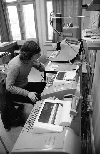 Linje for data- og informasjonsbehandling, videregående kurs 2, ved Skien yrkesskole for handel og kontor, 1978. Stadig flere jobbet med informasjon, kunnskap og omsorg i Norge. Les mer om «avindustrialiseringen» av det norske samfunnet . Foto: Ole Christian Frenning/Aftenposten/NTB scanpix
