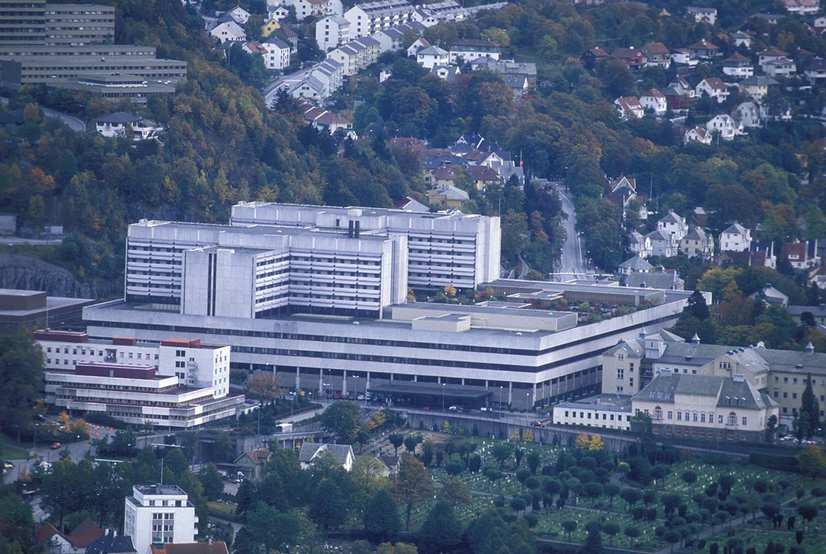 Fotografi, oversiktsbilde over Haukeland sykehus i Bergen. Store, hvite blokker utgjør komplekset