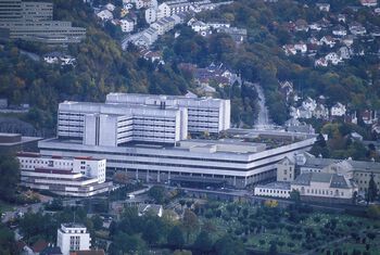 Haukeland sykehus i Bergen, fotografert i 1988. Haukeland var landets nest største sykehus da det stod ferdig i 1982. Stadig flere jobbet med omsorg i Norge fra 1970-årene av. Les mer om industrisamfunnet som var&amp;#160;på hell . Foto: Helge Sunde/Samfoto/NTB scanpix