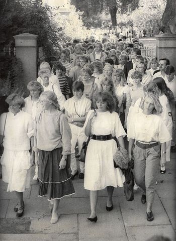 I 1962 var andelen kvinnelige studenter i Norge om lag 22 prosent av det totale antallet, med 2 800 kvinner av i alt 12 500 studenter. 25 år senere gikk kvinneandelen forbi den mannlige, og siden midten av 1980-tallet har tallet på kvinner som tar høyere utdanning vært større enn menn. Her fra immatrikuleringa høsten 1984. Les mer om kvinnerevolusjonen i utdanning og arbeid .&amp;#160;Foto: Ukjent/Museum for universitets- og vitenskapshistorie, UiO