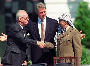 Yitzhak Rabin og Yassir Arafat blir enige om den såkalte Oslo-avtalen&amp;#160;i Washington D.C. 13. september 1993. Les mer om Oslo-avtalen og fredsmekling som norsk eksportvare . Foto: Ron Edmonds/AP Photo/NTB scanpix