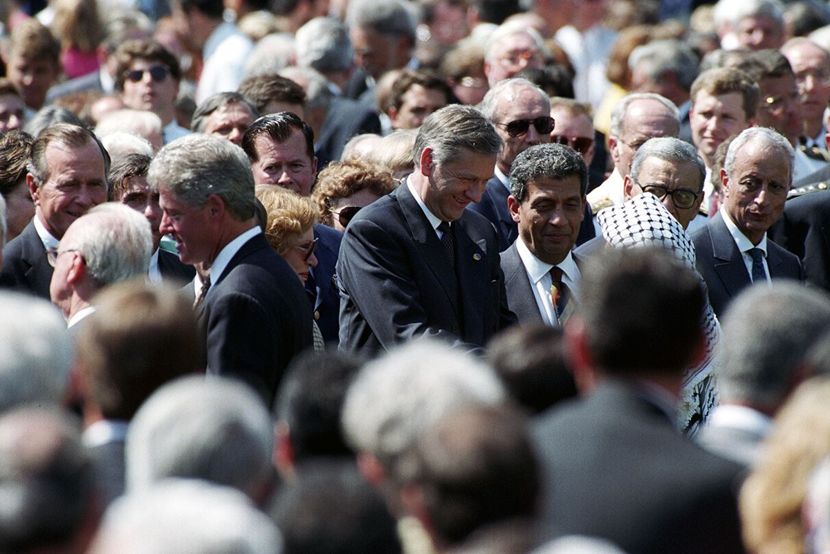 Fotografi av folkemengde: Bill Clinton sees til venstre, midt i bildet Johan Jørgen Holst som snakker med Yassir Arafat, til høyre