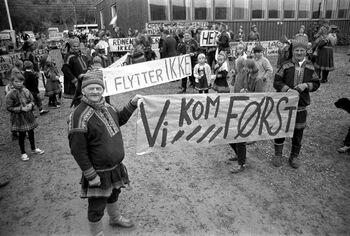 De første planene for Alta-Kautokeino-vassdraget ville føre til at den samiske bygda Masi forsvant. Da Stortingets kommunalkomité besøkte Masi i 1970, møtte innbyggerne opp for å demonstrere. Masi ble vernet i 1973, men utbyggingen av vassdraget fortsatte, og Alta-kraftverket startet driften i 1987. Alta-saken&amp;#160;var sterkt medvirkende til&amp;#160;at samer ble sett på som en etnisk minoritet på linje med andre urbefolkninger verden rundt. Les mer om hvordan internasjonale avtaler&amp;#160;har påvirket samenes rettigheter i Norge .&amp;#160;Foto: NTB scanpix