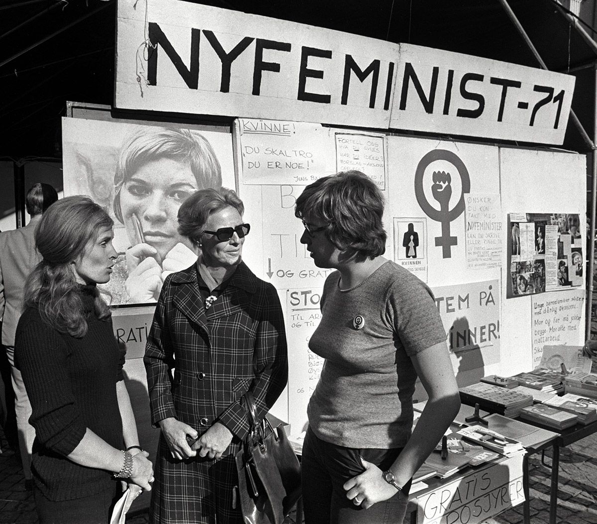Fotografi av familie- og forbrukerminister Inger Louise Valle som besøker utstillingen Nyfeminist 71. 