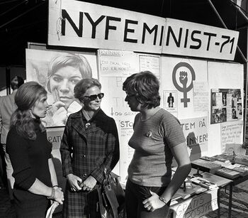 Familie- og forbrukerminister Inger Louise Valle besøker utstillingen Nyfeminist 71. Les om nyfeministene på 1970-tallet . Foto: Arbeiderbevegelsens arkiv og bibliotek&amp;#160;