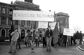 Arbeidsledige og tillitsvalgte fra Halden demonstrerte i Oslo 23. november 1982, da kommunalbudsjettet skulle behandles. Les om arbeidsmiljø og arbeidsforhold i endring på 1980-tallet . Foto: Dag Grundseth/Aften­posten/NTB scanpix