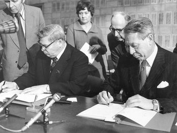 Gråsoneavtalen mellom Sovjetunionen og Norge, som skulle avklare forvaltningen av havområdet i nord, ble undertegnet i Utenriksdepartementet 11. januar 1978. Sovjets fiskeriminister Aleksandr Isjkov til venstre og havrettsminister Jens Evensen til høyre. Les mer om da havretten året før femdoblet Norges areal . Vidar Knai/NTB scanpix