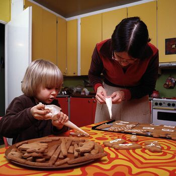 Mor og barn pynter julekaker. Les om hvordan familiemønstre har endret seg siden 1970-tallet . Foto: Kalervo Ojutkangas/Mira/Samfoto/NTB scanpix