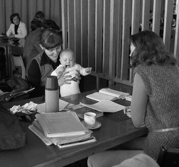 Småbarn i kantina ved Universitetet i Oslo var et langt mer uvanlig syn i 1979, enn det er i dag. 35 % av studentene er i dag gift, mot 5 % på slutten av 1970-tallet. Samtidig har andelen samboende par med barn økt betraktelig. Les mer om hvordan familiemønstre har endret seg siden 1970-årene .&amp;#160;Foto: Knut Snare/Aftenposten/NTB scanpix