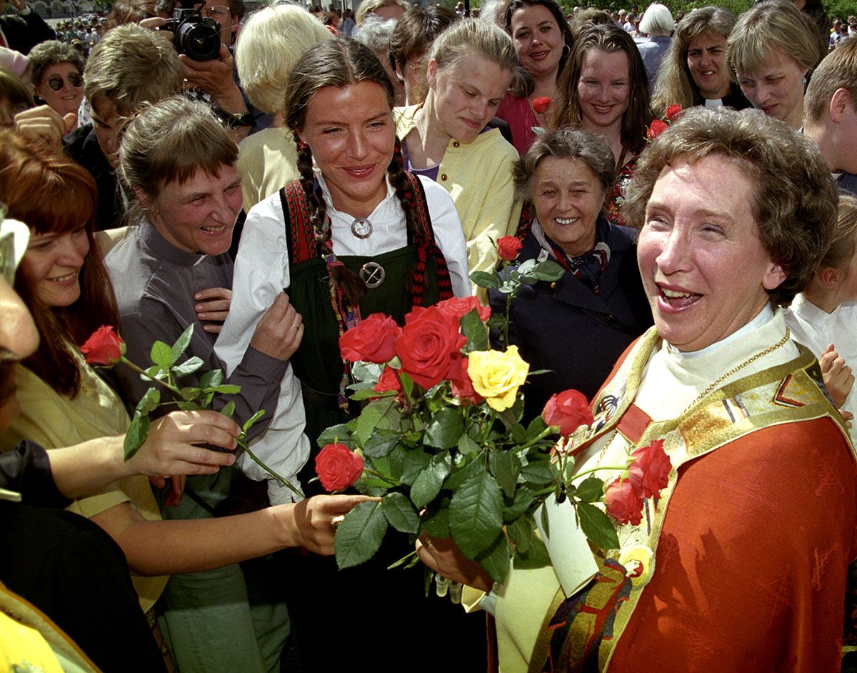 Fotografi av vigslingen av Rosemarie Køhn til biskop i Hamar domkirke, fremmøtte med roser